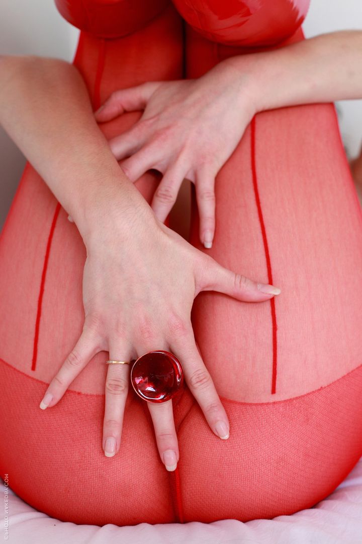 Фотографии девушек в колготках или чертовка в кровати